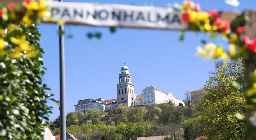 Tombol a tavasz a javából Pannonhalmán is - Sok-sok fotón mutatjuk