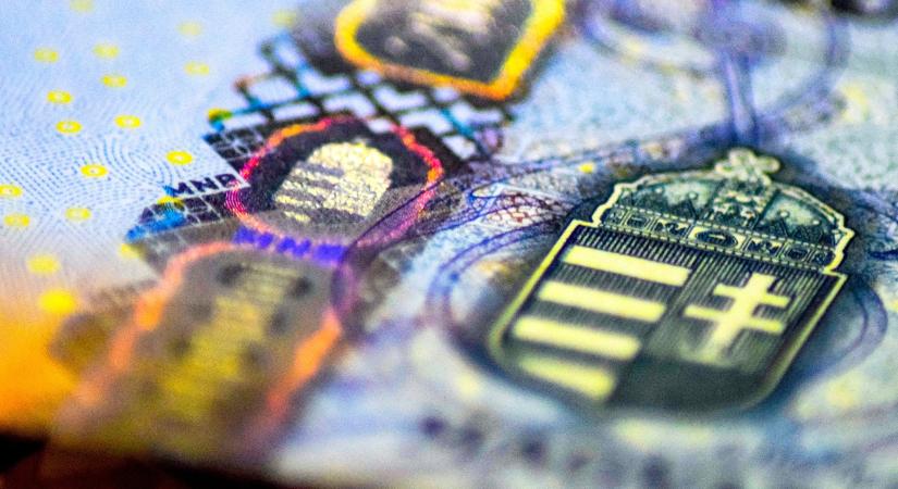 Forint-csúcsdöntés: 2023 nyara óta nem volt ilyen olcsó az euró