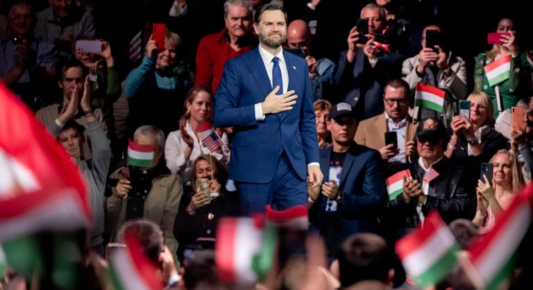 Egy nappal tovább marad Magyarországon J. D. Vance