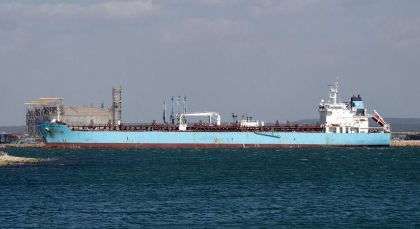 Beintett a Maersk, egyelőre inkább kerüli a Hormuzi-szorost az egyik legnagyobb tengeri szállító