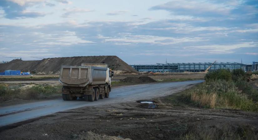 Hétnapos munkahetek, visszatartott fizetések, túlóra nincs – kínai vendégmunkásokkal készült jelentés a szegedi BYD-építkezés körülményeiről