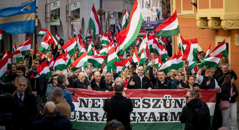 Hatalmas tömeg a Békemeneten Sopronban, nem látni hol a vége