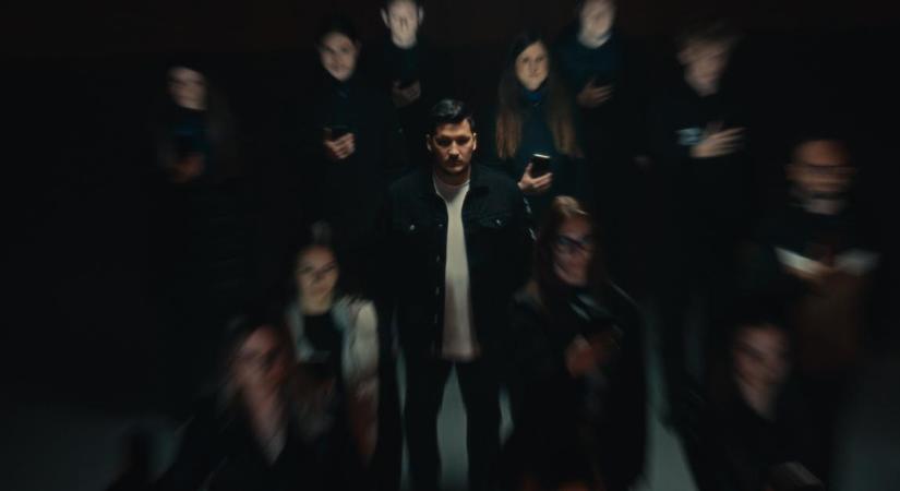 Az állompolgárok oldalára állt a debreceni énekes