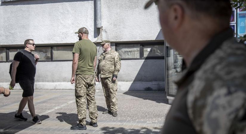 Tömeges megbetegedések a kiképzőközpontokban – százakat vittek az ukrán kórházba