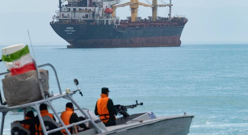 Irán és Omán díjat vet ki a Hormuzi-szoroson áthaladó hajókra