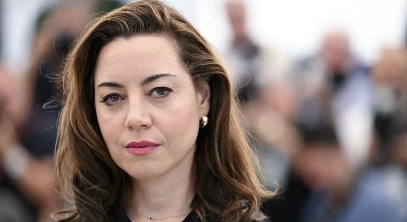 Meglepő fordulat: egy évvel férje halála után gyermeket vár a sztár