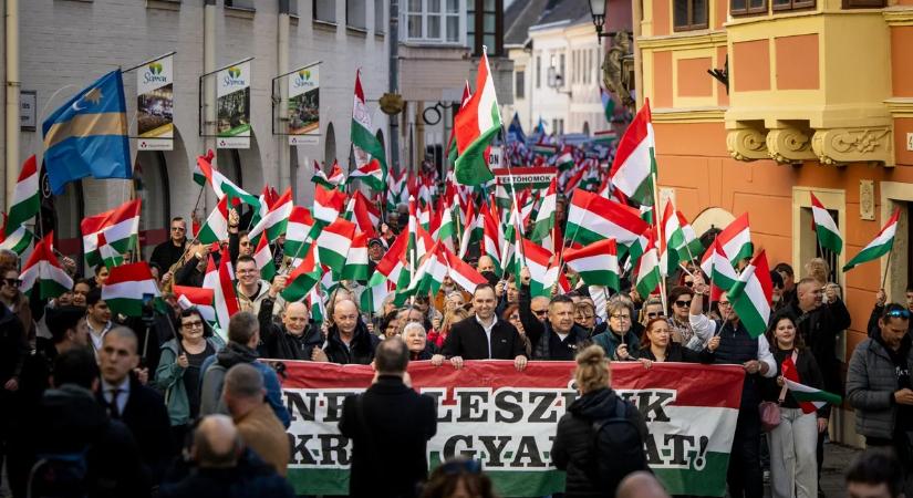 Magasban a zászlók, kígyóznak a sorok: végeláthatatlan embertömeggel kell szembenéznie Orbán Viktornak