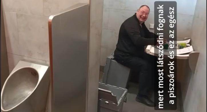 A NAV közzétett egy videót, amin szerintük az ukrán pénzszállítók hamisítják a pénzt egy WC-ben
