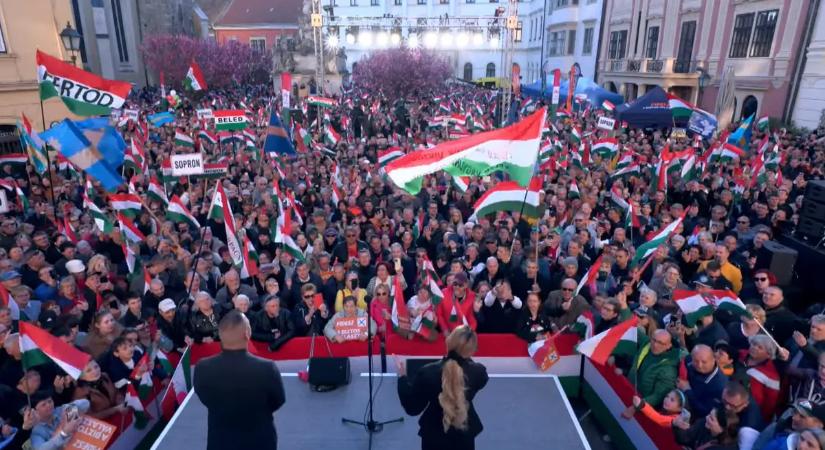 Zúg a "Hajrá Fidesz!" - hatalmas a tömeg Sopronban