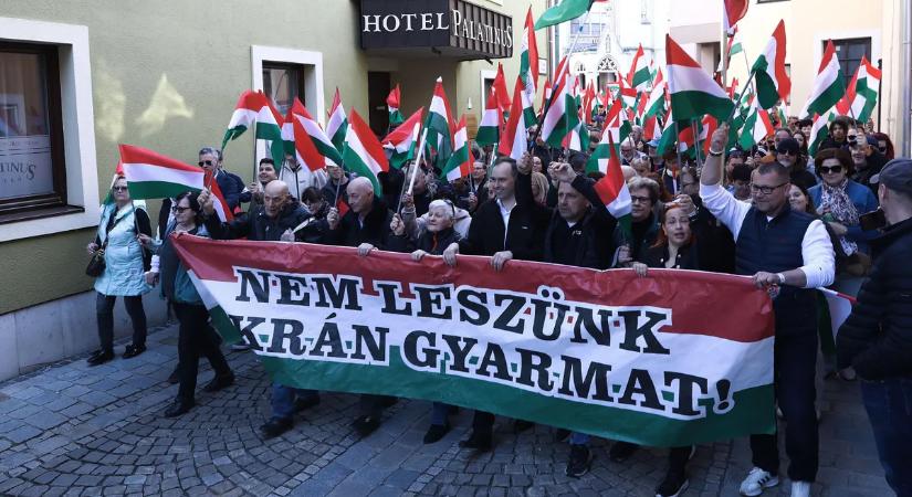 Rengetegen vonultak a soproni Békemeneten – galéria