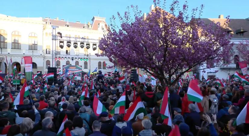 Döbbenetes fotó jutott a birtokunkba Sopronból: rengetegen vannak Orbán Viktor országjárásán, egyszerűen már nem férnek be az emberek a főtérre!