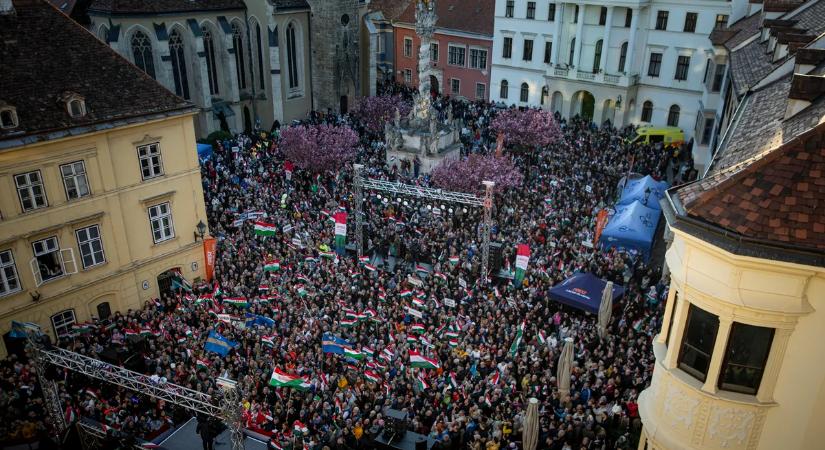 Ezt nehéz lesz letagadnia a Telex-444-féle univerzumnak: Sopronban megtelt a Fő tér