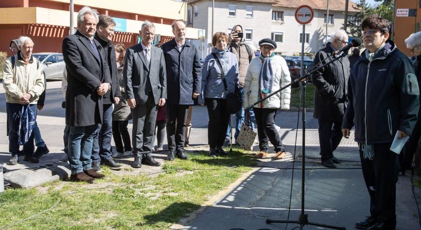 Botlatókövek a Király soron: dr. Heller Pálra emlékeztek