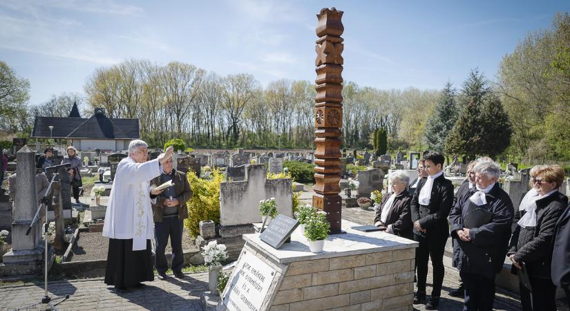 Megújult a kopjafa Gyirmóton a II. világháborús pilóta emlékére