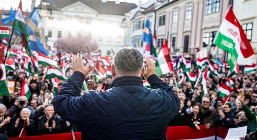 Mint egy igazi rocksztár: még a legkisebbek is sorban álltak egy aláírásért, Orbán Viktort szabályosan szétszedte a tömeg Sopronban
