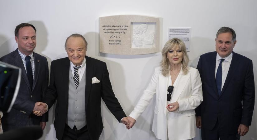 Fotók: Nagy Márton avatta fel Korda György és Balázs Klári domborművét a ferihegyi reptéren