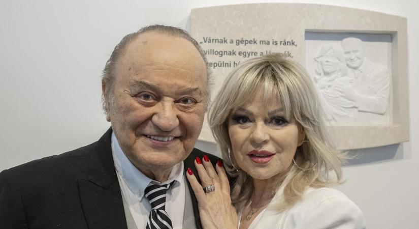 Felavatták Korda György és Balázs Klári domborművét a Liszt Ferenc Nemzetközi Repülőtéren