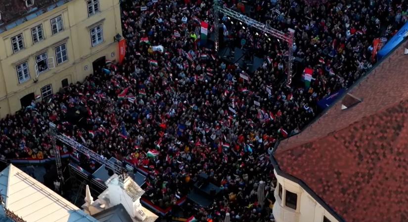 Szabályosan beszakadnak a dobhártyák, akkora üdvrivalgással fogadták Orbán Viktort Sopronban - videó