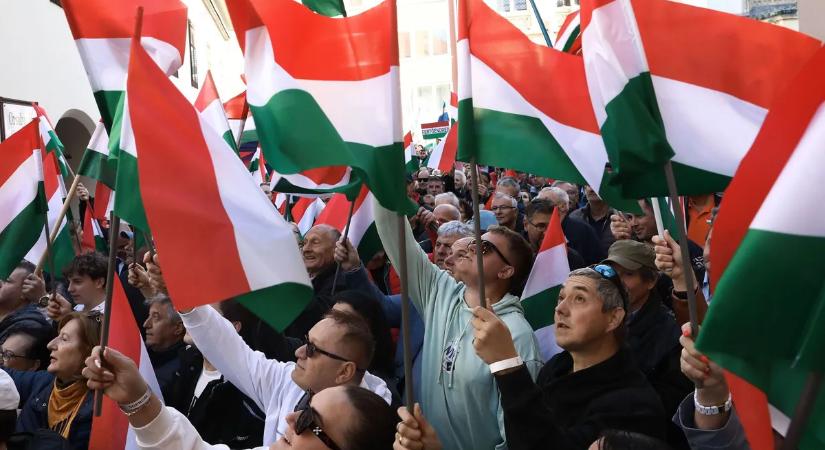 Ismert író mondja el, miért áll ki Orbán Viktor és a nemzeti kormány mellett