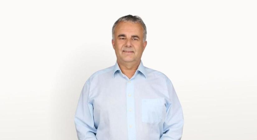 Döbbenet, Bihari Zoltánnak nincs véleménye a helyi ügyekről, rendőröket hívott a kérdező újságírókra - videó!