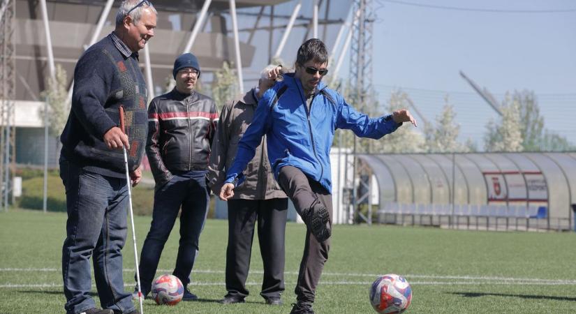 Látássérültek rúgtak büntetőt a Videoton kapusának (Galériavideó)