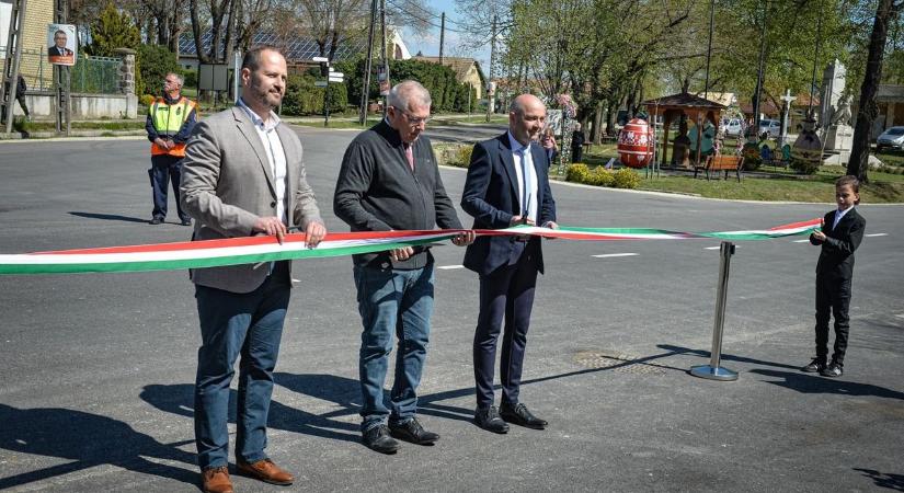 Hatvan év után feszült nemzeti színű avatószalag a hevesi község főütőere felett