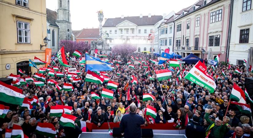 Ezt nehéz lesz letagadnia a Telex-444-féle univerzumnak: hatalmas tömeg fogadta Orbán Viktort Sopronban