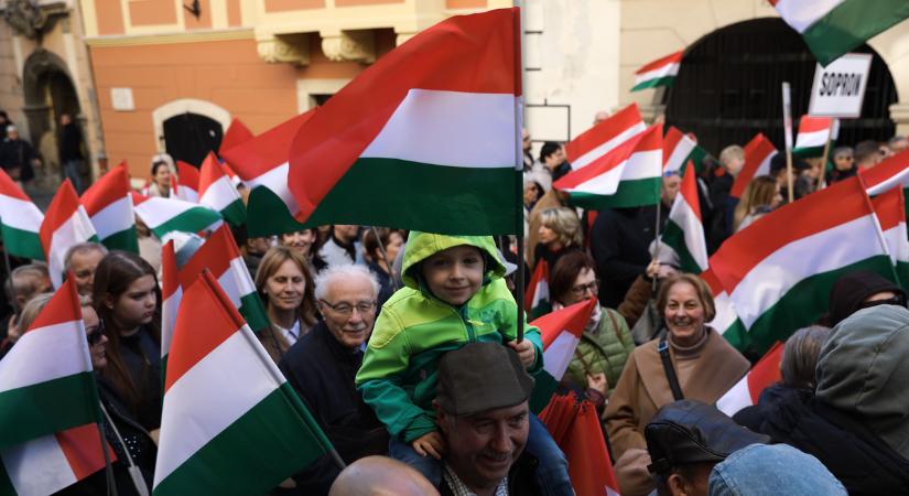 Elképesztően cuki: Így hallgatták a legkisebbek Orbán Viktor beszédét