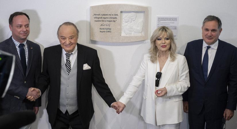 Nagy Márton avatott fel egy domborművet, ami Korda Györgyöt és Balázs Klárit ábrázolja