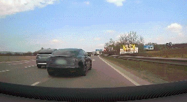 Türelmetlenül előzött a Tesla sofőrje, hajszálon múlott a baleset