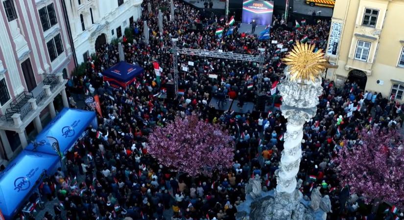 Orbán Viktor Sopronból jelentkezett: "Csordultig a Fő tér"