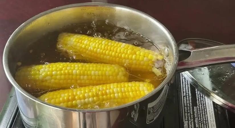 A balatoni árusok módszere: ezt kell a kukorica főzővízbe tenni a só helyett