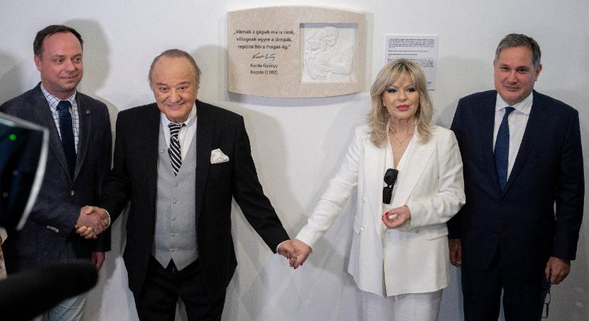 Reptér! – Korda Györgyöt és Balázs Klárit ábrázoló domborművet avattak Ferihegyen
