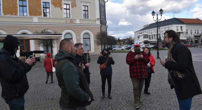 A Tisza-szlogent skandáló, megvert fiatalok melletti kiállásból káosz és vádaskodás lett Sepsiszentgyörgyön