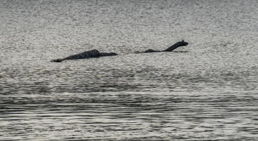 40 méteres árnyék követett egy hajót a tavon – A szemtanúk állítják, hogy visszatért a vízi szörny