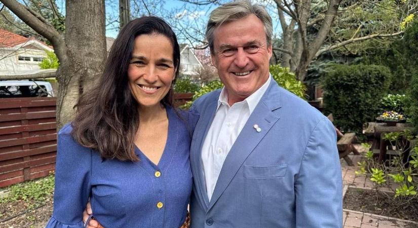 „Csirkepaprikás galuskával” – a szomszédban háború, krízis a Közel-Keleten, de a Tisza külügyminiszter-jelöltje főzőműsort készít (VIDEÓ)