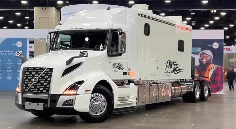 Ez a kamionfülke drágább, mint egy budapesti lakás