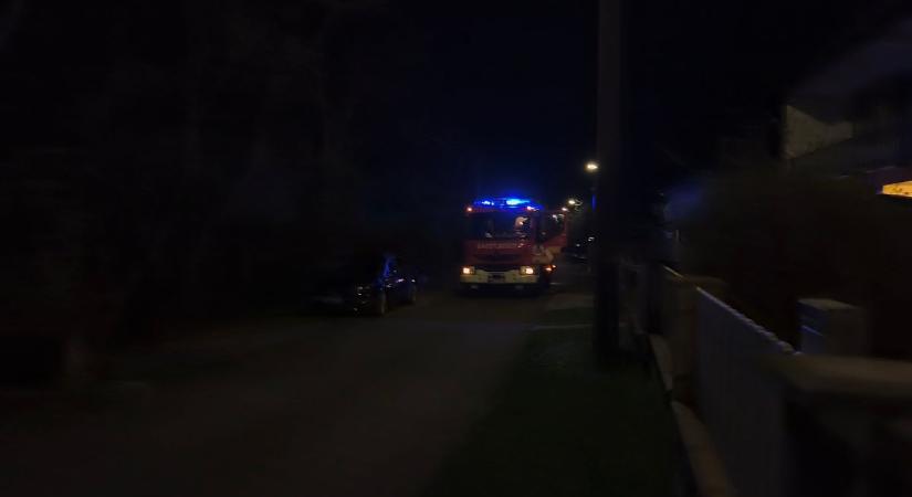 Óriási a baj Pécs-Vasason: rengeteg tűzoltó a helyszínen, benzin kerülhetett a csatornába (FOTÓ)