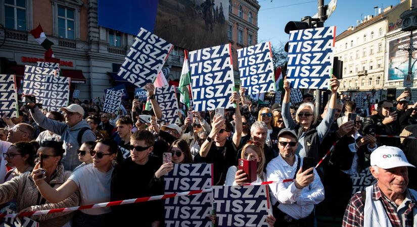 Ellepték Kőszeget a kamu Magyar Péter arc nélküli plakátjai, amelyek gyanúsan hasonlítanak a Tisza Pártéira