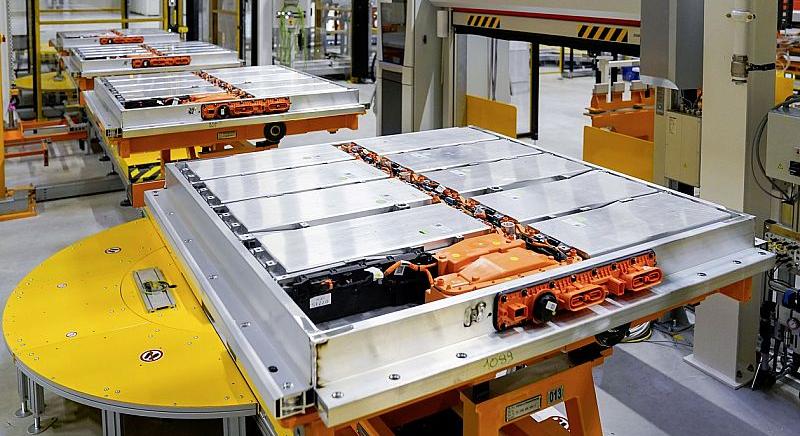 Hogyan döntik el a gyártók, milyen akku kerül az e-autókba?