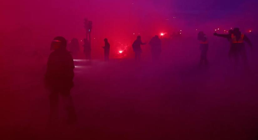 Óriási a felháborodás: a Barcelona szurkolói megtámadták az Atlético buszát!