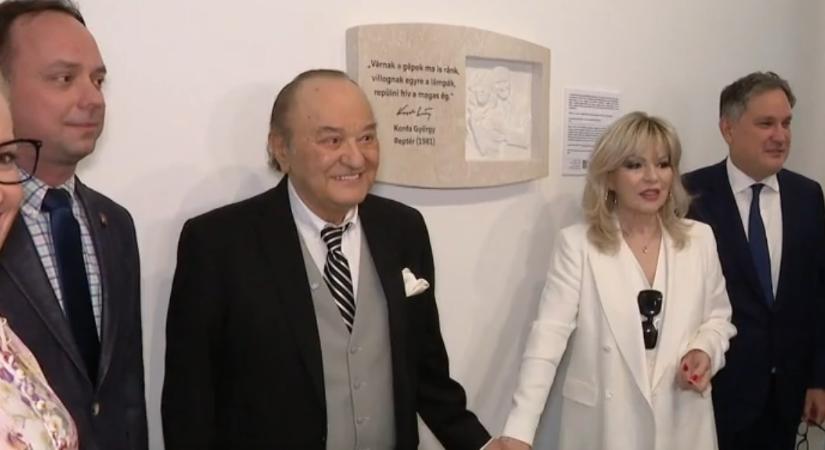 Korda Györgyöt és Balázs Klárit ábrázoló domborművet avattak fel a budapesti repülőtéren
