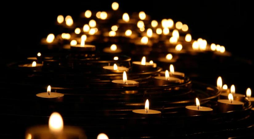 Ilyen kínos botrányba még nem fulladt virrasztás, a két szerető a koporsó mellett esett egymásnak – videó