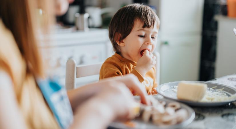 Meglepő adat: ez az étel áll a legtöbb gyermekkori allergia hátterében
