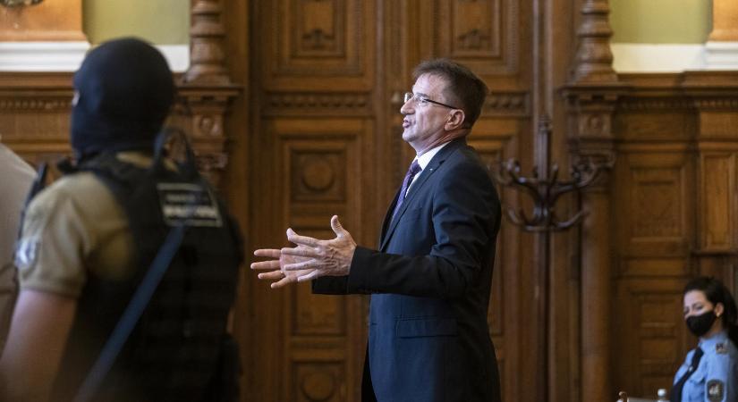 Fegyelmi vizsgálatot kezdeményeztek Völner Pál ellen, nem folytathatná az ügyvédi praxisát