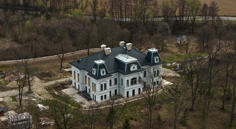 Szép lett a kastély Rogán feleségének falujában, miután Rogán ismerősei megvették és felújították