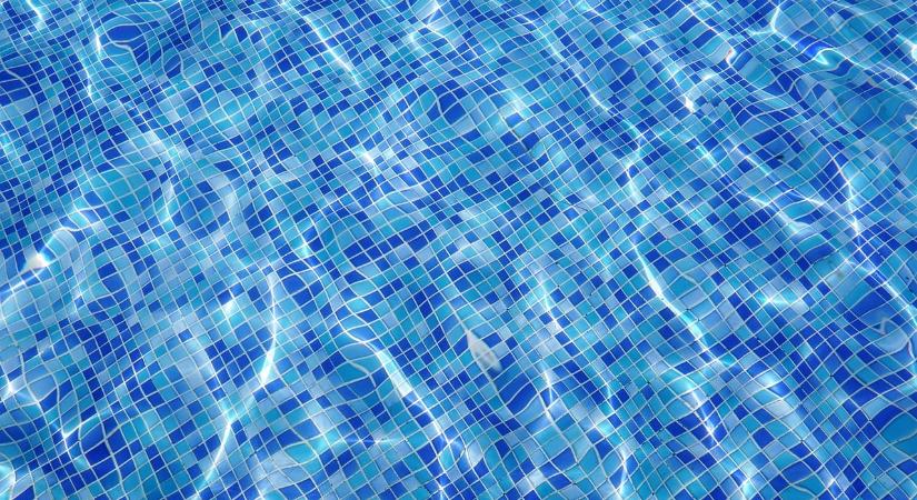 Túladagolhatták a vegyszereket a siófoki fürdőben, a fürdőzők szem- és bőrirritációt tapasztaltak – vizsgálat indult