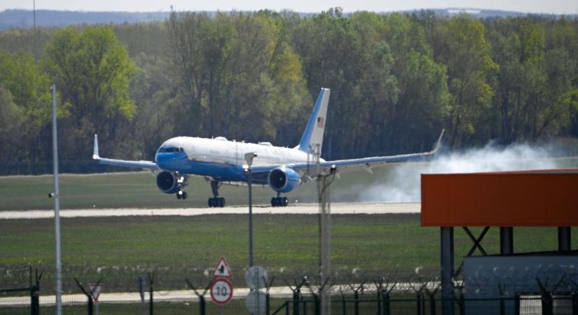 Óriási fordulat: mégsem maradt Magyarországon, elrepült Budapestről JD Vance – szerda késő este felszállt az amerikai alelnök repülőgépe Ferihegyről