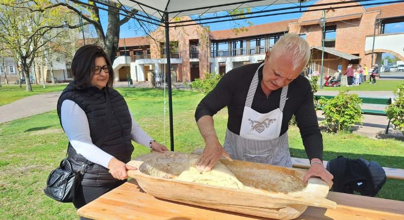 Gyúr, fon, kínál: a polgármester kalácsa mindenkit összehoz
