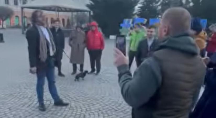 Erdélyben sem árad a Tisza: csúnya kudarcba fulladt a párt demonstrációja Sepsiszentgyörgyön (Videó)